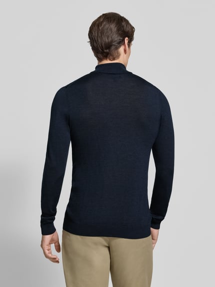 Mannelijk model draagt Slim Fit Rollkragenpullover aus reiner Baumwolle van Matinique in donkerblauw, Puur katoen, slim fit, geribde col, logo-label, lange mouw, geribde boorden, ruglengte bij maat M 67 cm, mouwlengte bij maat M 68 cm, Ganzkörperansicht Rückansicht.