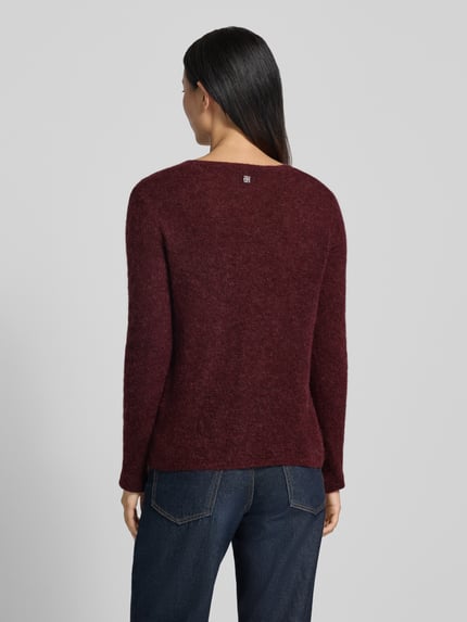 Frauenmodel trägt Slim Fit Strickpullover aus Material-Mix mit Woll-Anteil von MOS MOSH in dunklem Rot, glatte Textur, Ganzkörperansicht Rückansicht, Damen Strickpullover, V-Ausschnitt, elastische Abschlüsse, Rückenlänge 60 cm, Ärmellänge 64 cm