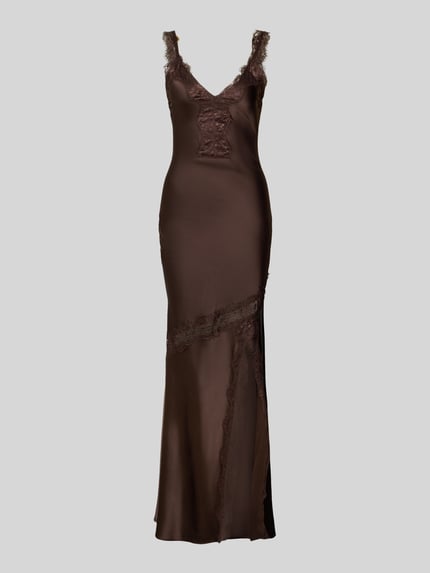 Produktfoto, Maxikleid mit Spitzenbesatz und Gehschlitz von Little Mistress aus Material-Mix mit Stretch-Anteil, figurbetonter Schnitt, braune Farbe, glatte und glänzende Oberfläche, V-Ausschnitt, Spitzenbesatz als Akzent, elegantes Design, Rückenlänge 151 cm, Brustweite 31 cm bei Größe 36.