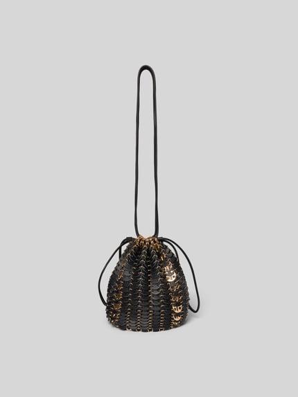 Productfoto, zwarte en gouden Bucket Bag met Gliederketten van Rabanne, trekkoord, lange schouderriem, korte handvatten, labeldetail, 23x23x15 cm, damesaccessoire.