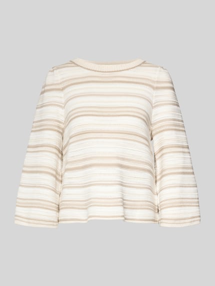 Produktfoto, gestreifter Pullover in Beige und Creme mit feiner, strukturierter Oberfläche, horizontale Streifen, weiche Textur
