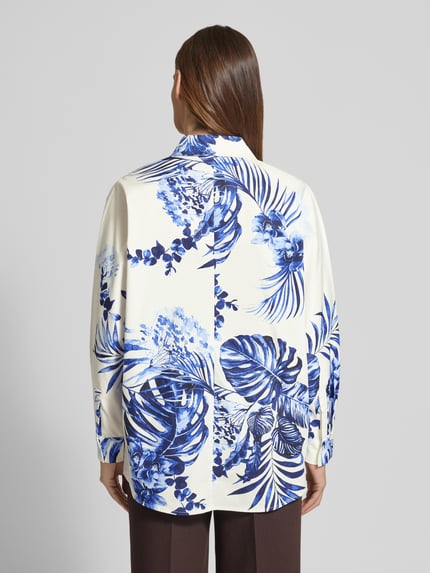 Frauenmodel trägt Regular Fit Bluse im Allover-Look Modell 'BATWING TROPICS' von Fynch-Hatton, Reine Baumwolle, Rückenlänge 46 cm, Ärmellänge 50 cm, Hemdblusenkragen, Knopfleiste, florale Muster in Blau auf Weiß, Ganzkörperansicht Rückansicht.
