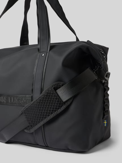 Produktfoto, schwarze Weekender-Tasche mit Logo-Detail Modell 'Däsh' von GASTON LUGA, Reißverschluss, Trageriemen, glatte Textur