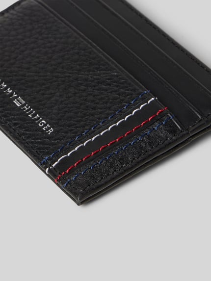 Produktfoto, Kartenetui aus echtem Rindsleder von Tommy Hilfiger mit unifarbener Optik, Kontrastnähten und Label Print, Detailaufnahme