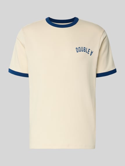 Produktfoto, T-Shirt mit Rundhalsausschnitt von Wood Wood aus reiner Baumwolle, Regular Fit, Parker Modell, Kontraststreifen, Beige mit blauem Schriftzug und Streifen.