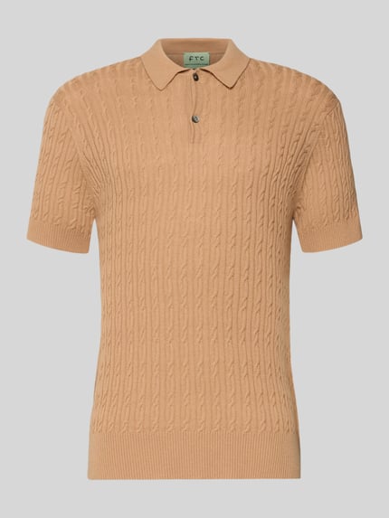 Produktfoto, Slim Fit Kurzarm Pullover mit Kaschmir-Anteil in Strick-Optik von FTC-Cashmere, beigefarbener Baumwoll-Mix mit Lyocell und Kaschmir-Anteil, Polo-Kragen, elastische Abschlüsse, rippige Strick-Textur, Rückenlänge 69 cm bei Größe 50.