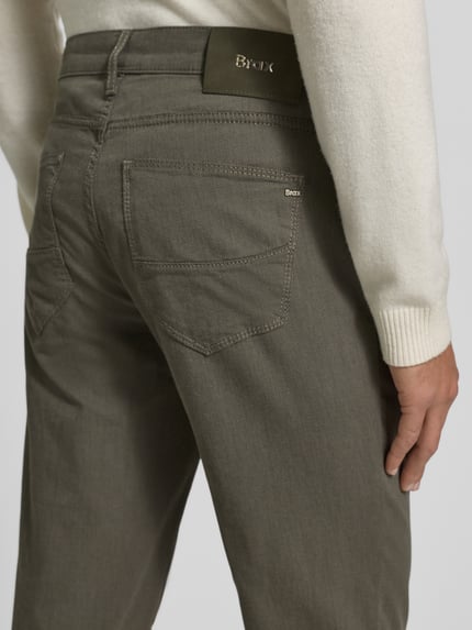 Mężczyznamodel nosi Slim Fit Stoffhose mit 5-Pocket-Design Modell 'Cadiz' od Brax, bawełniany miks, zbliżenie tylnej części.