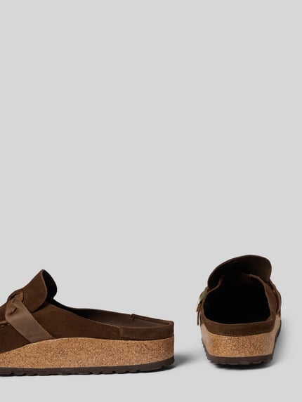 Produktfoto, Hausschuhe aus echtem Veloursleder Modell 'Buckley' von Birkenstock für Damen, braun, offene Ferse, abgerundete Passform, strukturierte Oberfläche, Absatzhöhe 4 cm, Schaftweite 7 cm, robuste Sohle, natürliche Textur