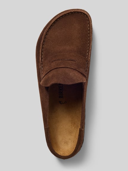 Produktfoto, Clogs aus Veloursleder Modell 'Naples Wrapped' von Birkenstock in Braun, Abgerundete-Spitze, Schlupfform, Absatzhöhe: 2 cm, Schafthöhe: 3 cm, Schaftweite: 7 cm, samtige Textur, klare Nähte.