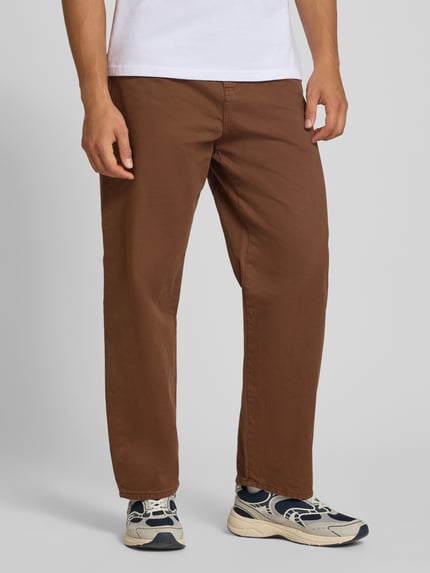 Mannelijk model draagt Straight Fit Jeans uit puur katoen Model 'ALEX ORIGINAL' van JACK & JONES, bruine kleur, 5-pocketmodel, knoop- en ritssluiting, vooraanzicht op volledige lengte. Bandwijdte bij maat 32/32: 43 cm, binnenbeenlengte: 73 cm.