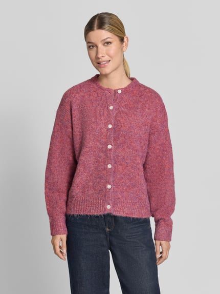Frauenmodel trägt Relaxed Fit Strickjacke mit Woll-Anteil Modell 'Belablue' von ICHI in Pink-Violett, weiche Textur, Ganzkörperansicht von vorne.