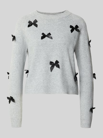 Produktfoto, Regular Fit Pullover mit Raglanärmeln Modell 'NOELLE' von ONLY, Hellgrau, schwarze Schleifen, feine Stricktextur, Damen Pullover von ONLY