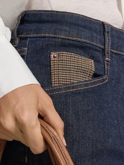 Frauenmodel trägt Barrel Jeans aus Baumwoll-Mix Modell 'Liv' von TONI, dunkles Denim mit gemustertem Taschendetail, Nahaufnahme Oberkörper. Damen Barrel Jeans von TONI.
