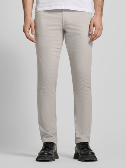 Mannenmodel draagt 'Chino met 5-Pocket-Design' van Christian Berg Men, rechte snit, lichtgrijs, geribbelde textuur, detailopname vooraan.