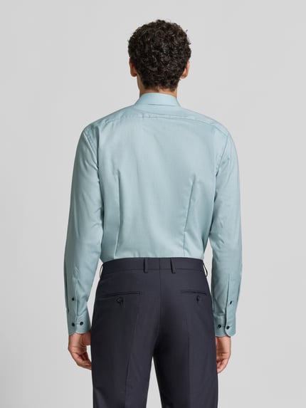 Männermodel trägt Modern Fit Businesshemd aus reiner Baumwolle von OLYMP in Hellblau, glatte Textur, Ganzkörperansicht Rückansicht, Herren Businesshemd von OLYMP