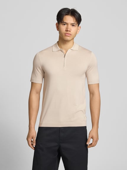 Männermodel trägt Regular Fit Poloshirt aus Viskose-Mix Modell 'WYLER' von Only & Sons, Optik: Unifarben, Feinstrick, Ganzkörperansicht von vorne.