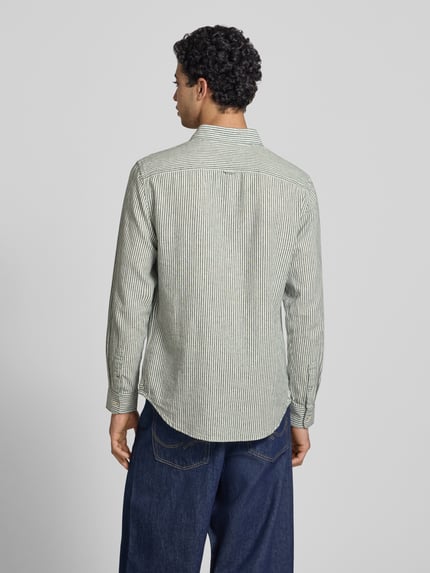 Männermodel trägt Regular Fit Freizeithemd aus Leinen-Baumwoll-Mix von Tommy Jeans, gestreift, mehrfarbig, Ganzkörperansicht Rückansicht.