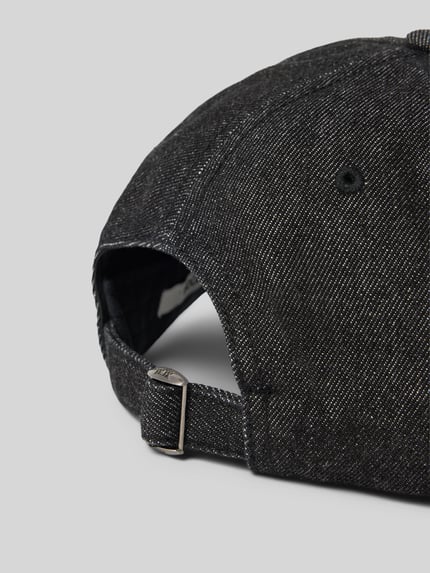 Produktfoto, Basecap mit Logo-Stitching von Wood Wood aus bawełnianej mieszanki, wzmacniany daszek, haftowane otwory wentylacyjne, regulowany pasek z tyłu, faktura materiału w odcieniach czerni z widocznymi przeszyciami