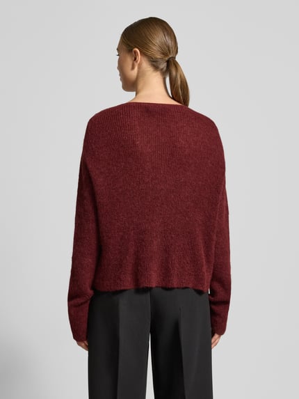 Vrouwenmodel draagt Strickpullover met ronde hals model 'IMENY' van Drykorn, bordeauxrood, katoen, regular fit, ruglengte 50 cm, volledig achteraanzicht.
