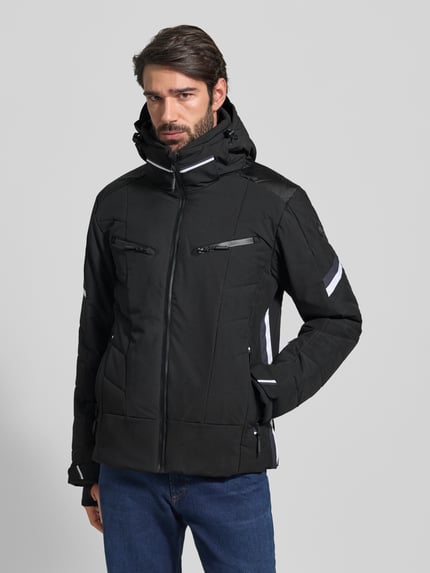 Männermodel trägt Jacke mit Kapuze Modell 'KALDOAIVI' von LUHTA, Regular-Fit, Schwarz mit Reißverschluss, Reißverschlusstaschen, Ärmelriegel, Label-Detail, Ganzkörperansicht von vorne.