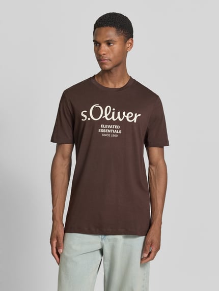 Männermodel trägt Regular Fit T-Shirt aus reiner Baumwolle von s.Oliver RED LABEL, Optik: Unifarben, Label-Print, Rundhals, Jersey, Ganzkörperansicht von vorne.