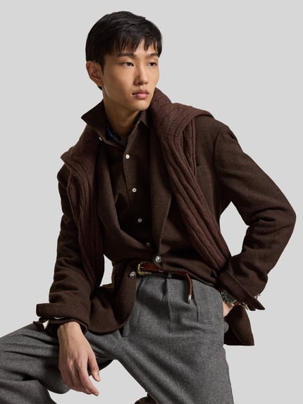 Männermodel trägt Custom Fit Freizeithemd aus Baumwollmix von Polo Ralph Lauren, unifarben braun, mit knoopsluiting en logo-stitching, lange mouw, zichtbare textuur, Ganzkörperansicht von vorne