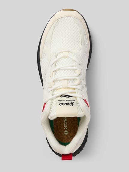 Produktfoto, Sneaker mit Label-Patch Modell 'Vibram' von Genesis, cremefarbene Oberfläche, rote Details, profilierte schwarze Sohle, abgerundete Form, Schnürverschluss, Schaftweite 10 cm, Schafthöhe 8 cm, Absatzhöhe 5 cm, Draufsicht