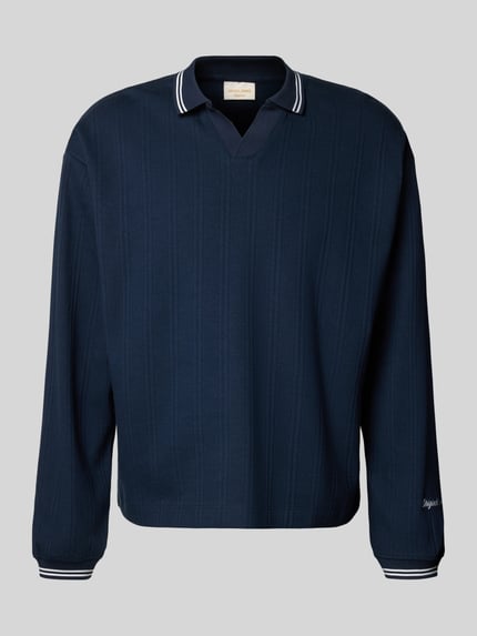 Produktfoto, dunkelblauer Strickpullover aus reiner Baumwolle Modell 'JORNIAGARA' von JACK & JONES, lockere Passform, V-Ausschnitt mit kontrastivem Umlegekragen, elastische Ärmelabschlüsse, Label-Detail, Rückenlänge bei Größe M 64 cm, dezente Struktur und glatte Textur
