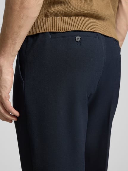 Männermodel trägt Regular Fit Chino mit Viskose-Anteil von Selected Homme, Optik: Unifarben, Twill, Detailaufnahme Gesäß und Bund.