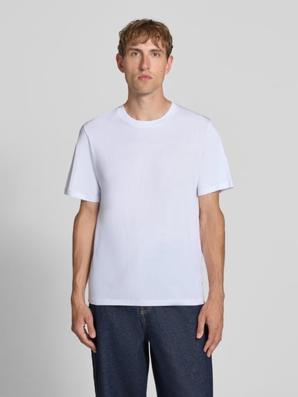 Männermodel trägt T-Shirt mit Rundhalsausschnitt Modell 'ORGANIC' von JACK & JONES, weiße Farbe, glatte Baumwolle, gerader Schnitt, Ganzkörperansicht von vorne.