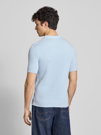 Männermodel trägt Slim Fit Poloshirt mit Strukturmuster von REVIEW in Hellblau aus Reine Baumwolle, Rückenlänge bei Größe M: 66 cm, Ganzkörperansicht Rückansicht.
