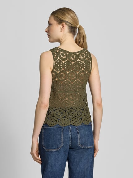 Frauenmodel trägt Regular Fit Blusentop aus Baumwoll-Mix Modell 'ELSA' von Vero Moda, Optik: Unifarben, Häkelspitze, Cropped, Rückansicht