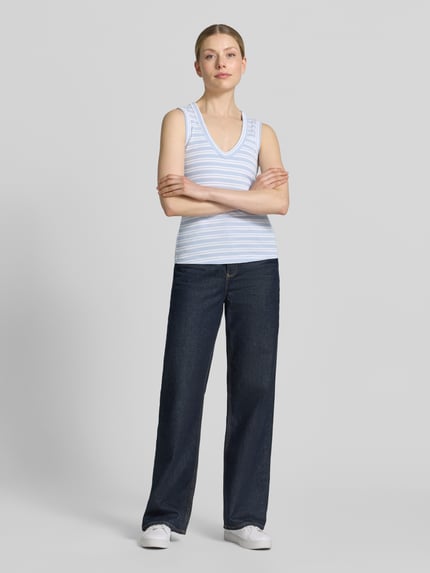 Frauenmodel trägt Slim Fit Top mit V-Ausschnitt Modell 'Elle' von MOS MOSH, Reine Baumwolle, Damen, Rückenlänge 58 cm, Ganzkörperansicht von vorne.