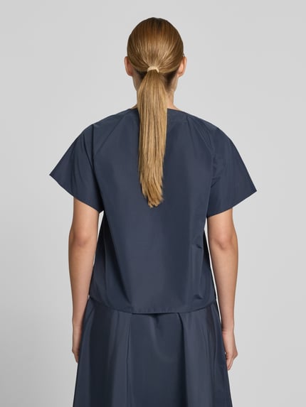 Vrouwenmodel draagt donkerblauwe regular fit blouse met korte mouwen van katoen, Regular Fit Kurzarmbluse mit Baumwoll-Anteil Modell 'RECENTE' van Weekend Max Mara, volledige achteraanzicht.
