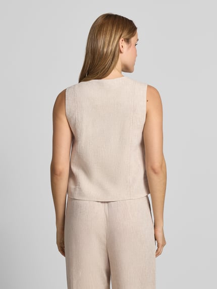 Frauenmodel trägt Weste aus Leinen-Mix mit Leistentaschen Modell 'Viana Ginia' von MSCH Copenhagen in Beige mit feiner Textur, Ganzkörperansicht Rückansicht. Rückenlänge 31 cm, Schulterbreite 35 cm, Brustweite 46 cm, V-Ausschnitt, Knopfleiste, Gerader-Schnitt, Leinen-Viskose-Anteil.