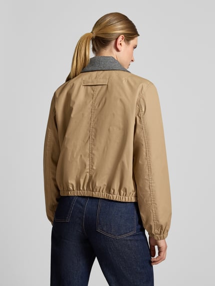 Vrouwenmodel draagt Regular fit dames jack van Samsøe Samsøe, katoenmix, Model 'Bianco', platte kraag, opgestikte zakken, ruglengte 55 cm, schouderbreedte 46 cm, borstwijdte 60 cm, mouwlengte 63 cm, beige en grijs, gladde textuur, Ganzkörperansicht Rückansicht.