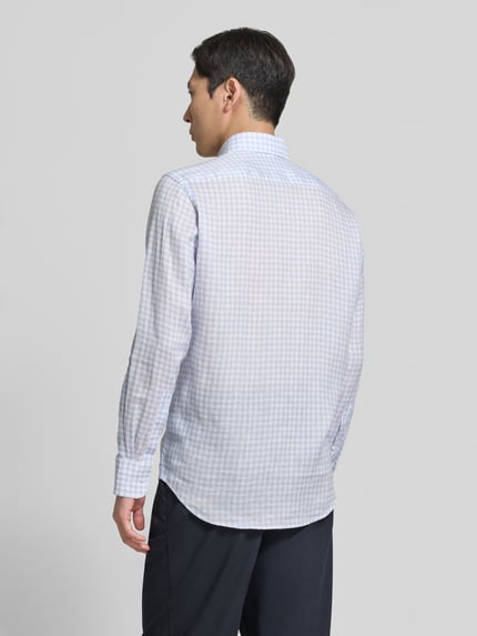 Männermodel trägt Regular Fit Leinenhemd mit Button-Down-Kragen von Christian Berg Men im Allover-Look, helle Farben, Rückenlänge 78 cm, Schulterbreite 45 cm, Ärmellänge 65 cm, Ganzkörperansicht Rückansicht.