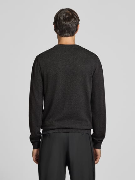 Männermodel trägt Strickpullover aus Baumwoll-Kaschmir-Mix mit Rundhalsausschnitt von MCNEAL in Dunkelbraun, Regular Fit, Ganzkörperansicht Rückansicht. Rückenlänge bei Größe M 70 cm, Ärmellänge 74 cm.