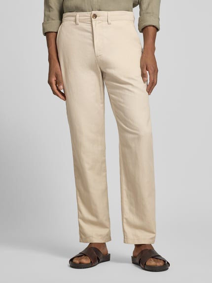 Männermodel trägt Regular Fit Leinenhose aus Baumwoll-Leinen-Mix Modell 'MILES' von SELECTED HOMME in Unifarben mit 5-Pocket-Design, Ganzkörperansicht von vorne.