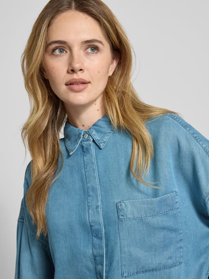 Frauenmodel trägt Regular Fit Hemdbluse aus reiner Lyocell von Marc O'Polo in Optik: Unifarben, Denim, Brusttasche, Nahaufnahme Oberkörper.