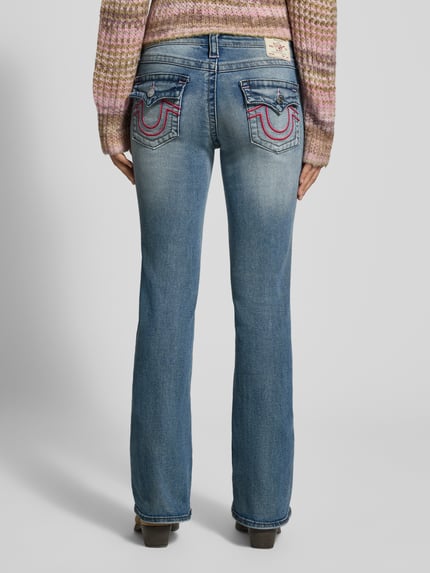 Frauenmodel trägt Bootcut-Jeans aus Baumwoll-Mix Modell 'BECCA' von TRUE RELIGION, mittleres Blau, dezente Waschung, Ganzkörperansicht Rückansicht, Damen Bootcut-Jeans von TRUE RELIGION.