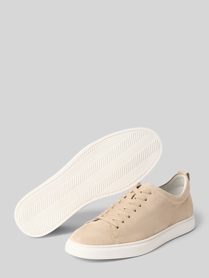 Produktfoto, beżowe sneakersy z naturalnej skóry w imitacji weluru, zaokrąglony przód, wiązanie, model 'Uwin' od CG - Club of Gents, wysokość obcasa 3 cm, wysokość cholewki 8 cm, szerokość w rozmiarze 44: 10 cm