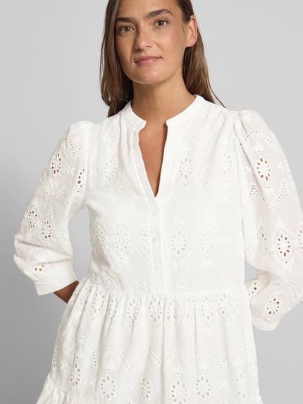 Frauenmodel trägt Knielanges Kleid mit Lochstickerei von Apricot aus Reine Baumwolle in A-Linie, Weiß, V-Ausschnitt, 3/4-Arm, Nahaufnahme Oberkörper.