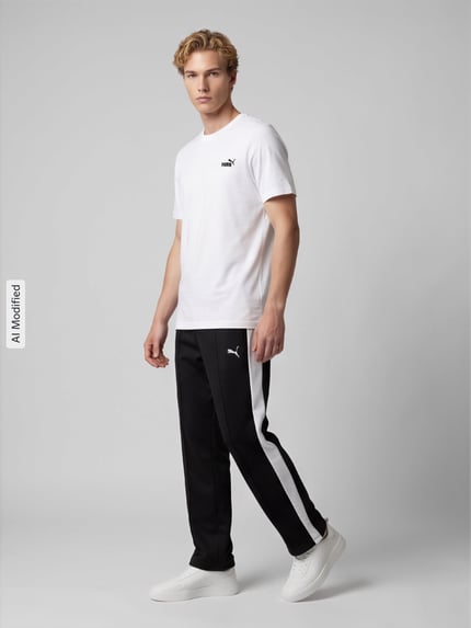 Männermodel trägt Regular Fit T-Shirt aus reiner Baumwolle von PUMA in Weiß mit Label-Stitching, schwarze Hose, Ganzkörperansicht von vorne, KI-modifiziertes Bild.