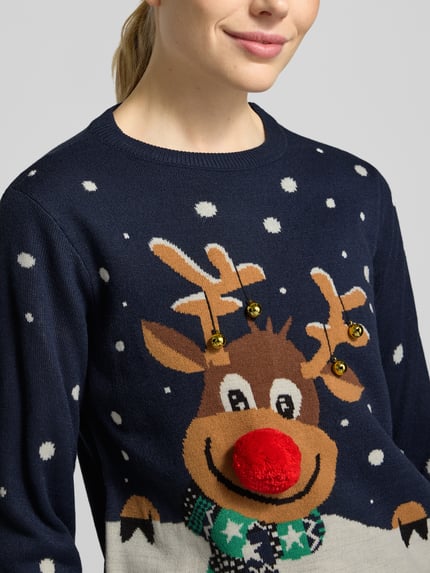 Frauenmodel trägt Pullover mit Rentier-Motiv von VERO MODA, mehrfarbig, Strickoptik, Rundhals, Nahaufnahme Oberkörper