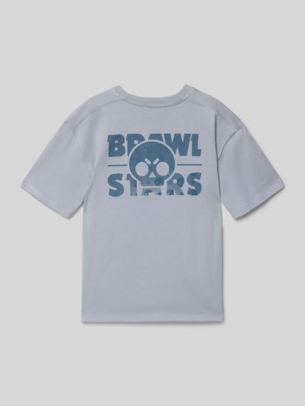 Junge trägt T-Shirt mit Statement-Print von Mango aus reiner Baumwolle, Regular-Fit, gerippter Rundhalsausschnitt, Rückenlänge 52 cm, Ganzkörperansicht Rückansicht.