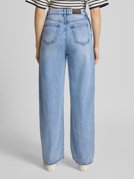 Vrouwenmodel draagt Straight Leg Jeans im 5-Pocket-Design van ARMANI EXCHANGE in lichtblauw katoenmix, recht model, 5-pocketmodel, knoop- en ritssluiting, bandwijdte maat 27: 37 cm, binnenbeenlengte maat 27: 76 cm, ganzebodyaanzicht achteraan.