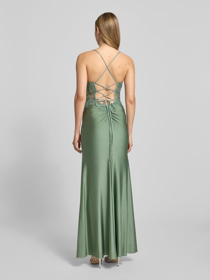 Frauenmodel trägt Semitransparentes Abendkleid mit Spitzenbesatz von Hey Kyla in zartem Grün, figurbetont, Rückansicht Ganzkörperansicht.