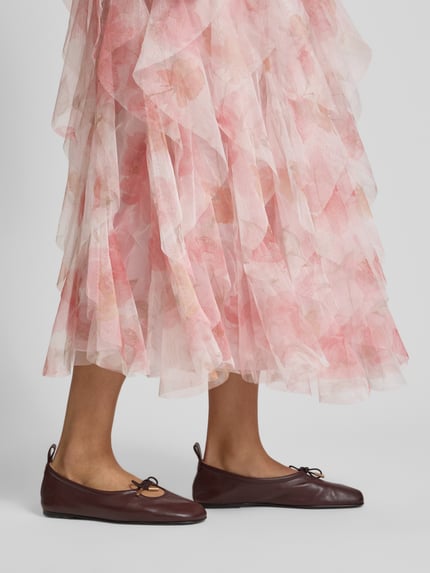 Frauenmodel trägt A-Linien Maxi-Rock mit Rüschenbesatz Modell 'SKY' von Only, florales Allover-Muster, Tüll, Nahaufnahme Unterschenkel