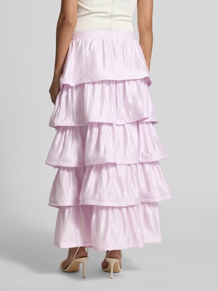 Frauenmodel trägt Maxi-Rock mit 3D-Rüschendetails Modell 'NATALIE' von Vero Moda, fliederfarben, Viskose-Mix, Ganzkörperansicht Rückansicht.